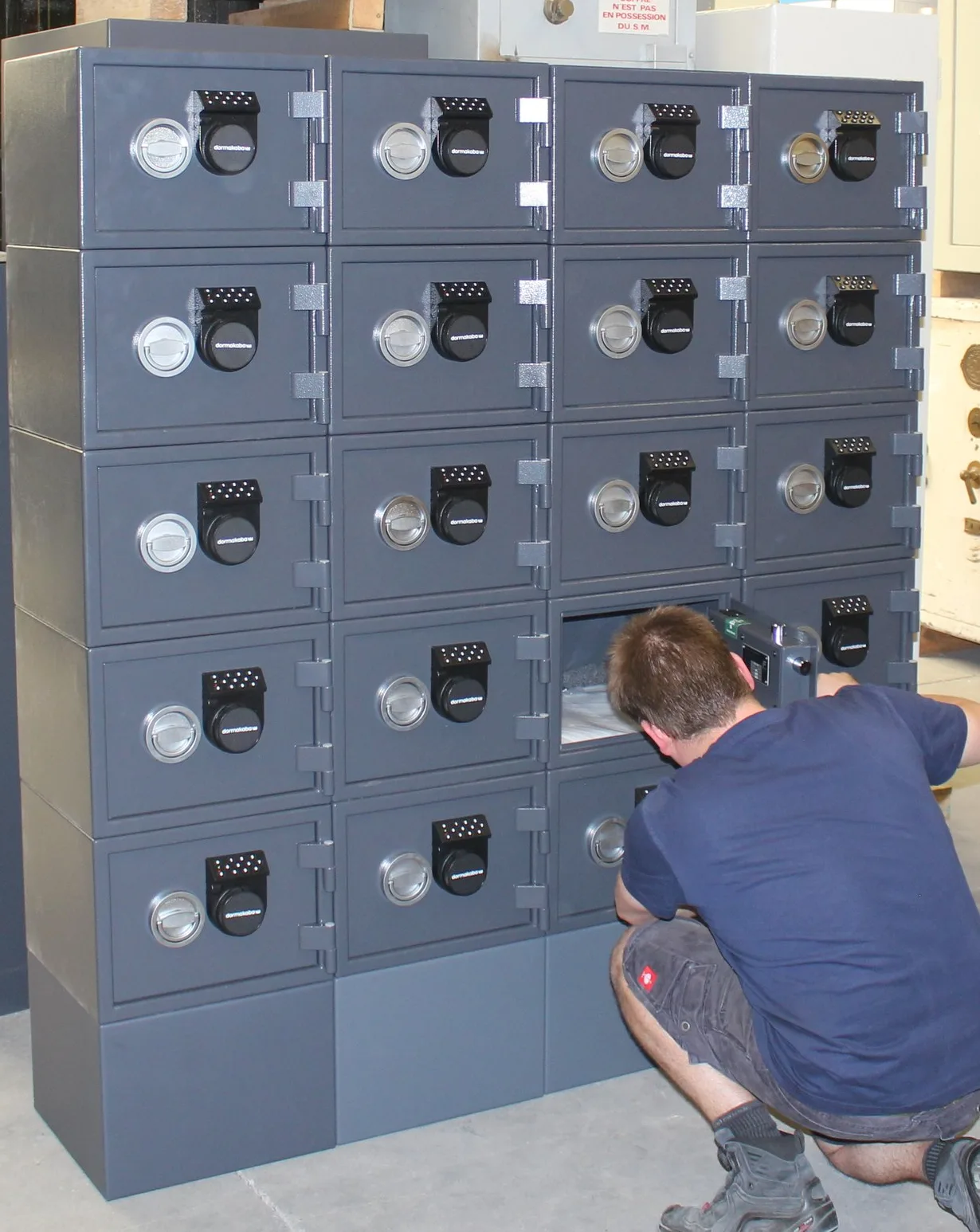 Montage van codesloten op compartimentkluizen in ons atelier