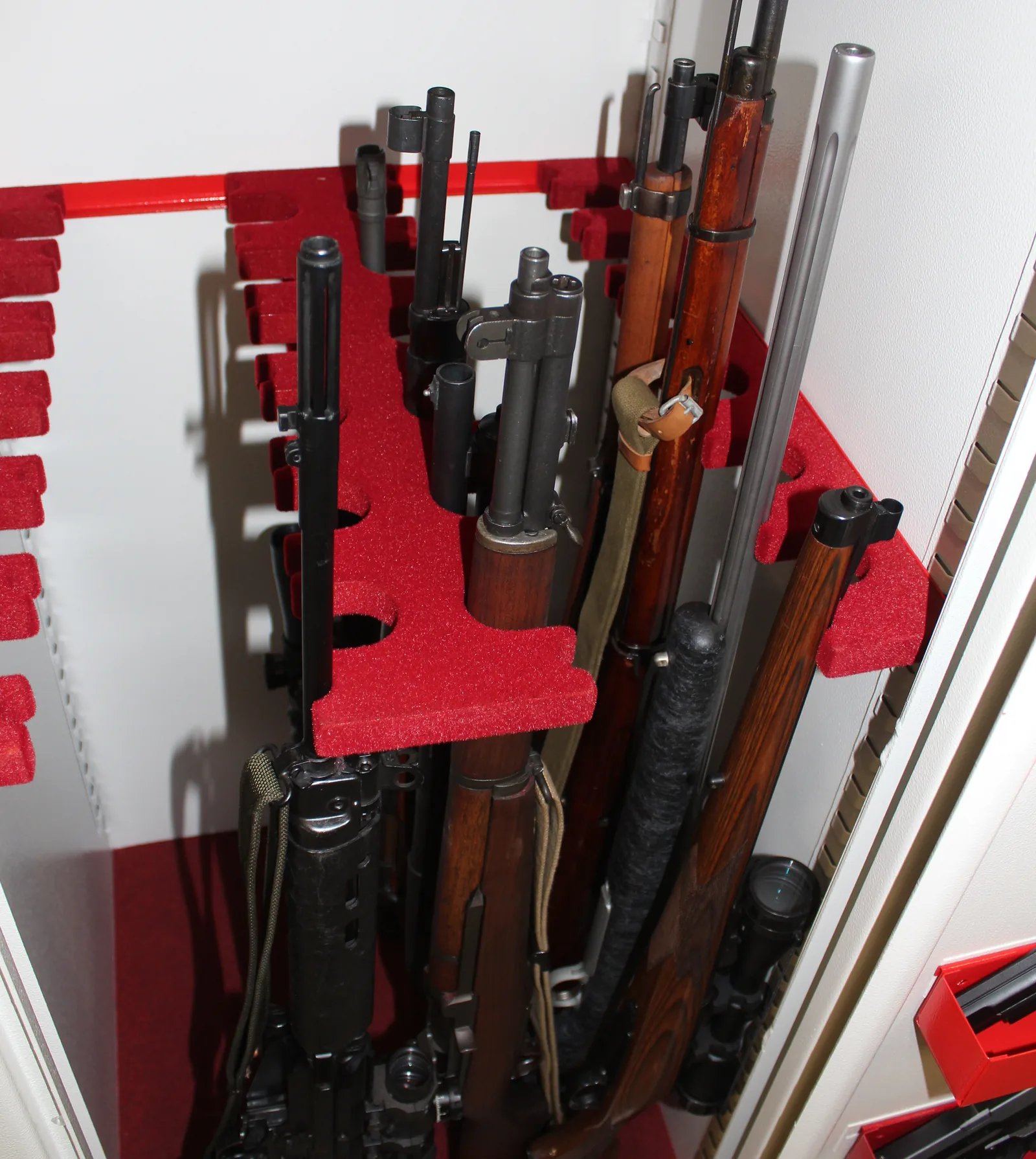 Rifle rack in a weapon safe