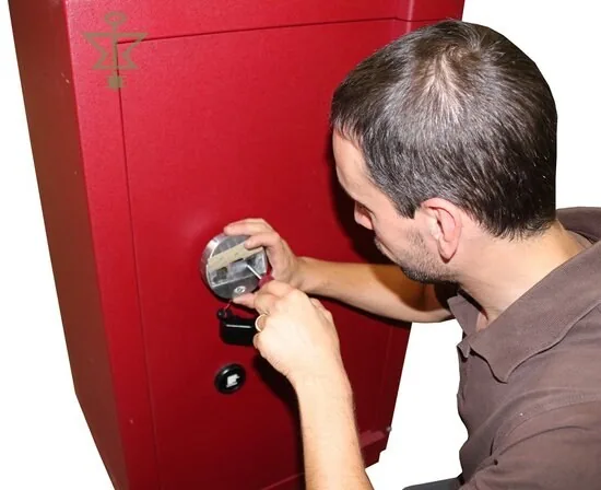 Montage van een elektronisch slot op een bestaande kluisdeur.