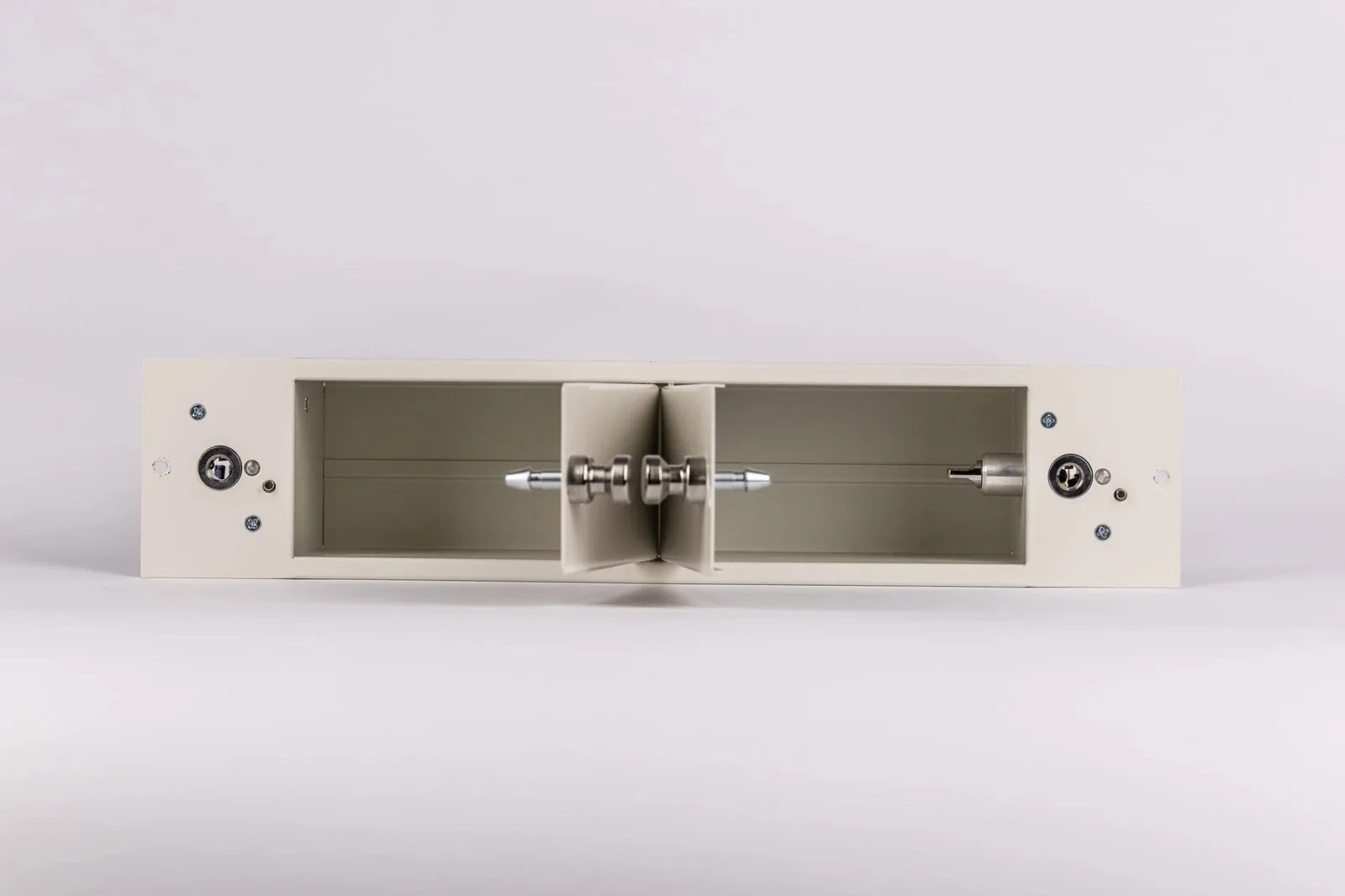 Compartment with tray for content verification in a LoxTop locker