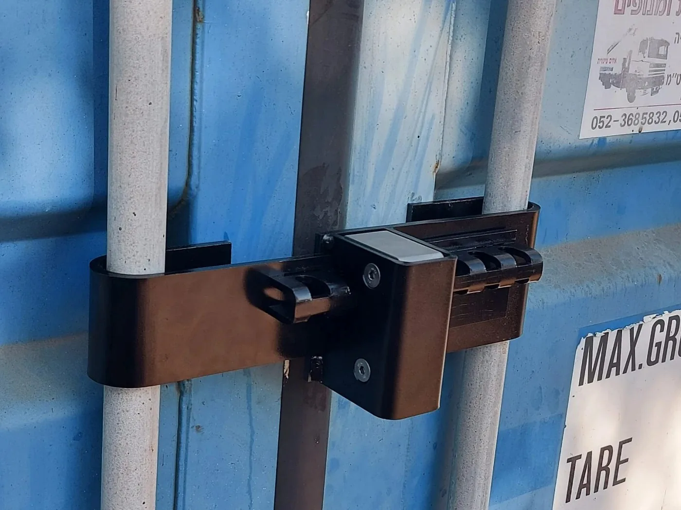 Container Lock from the side: the steel construction encloses both locking bars