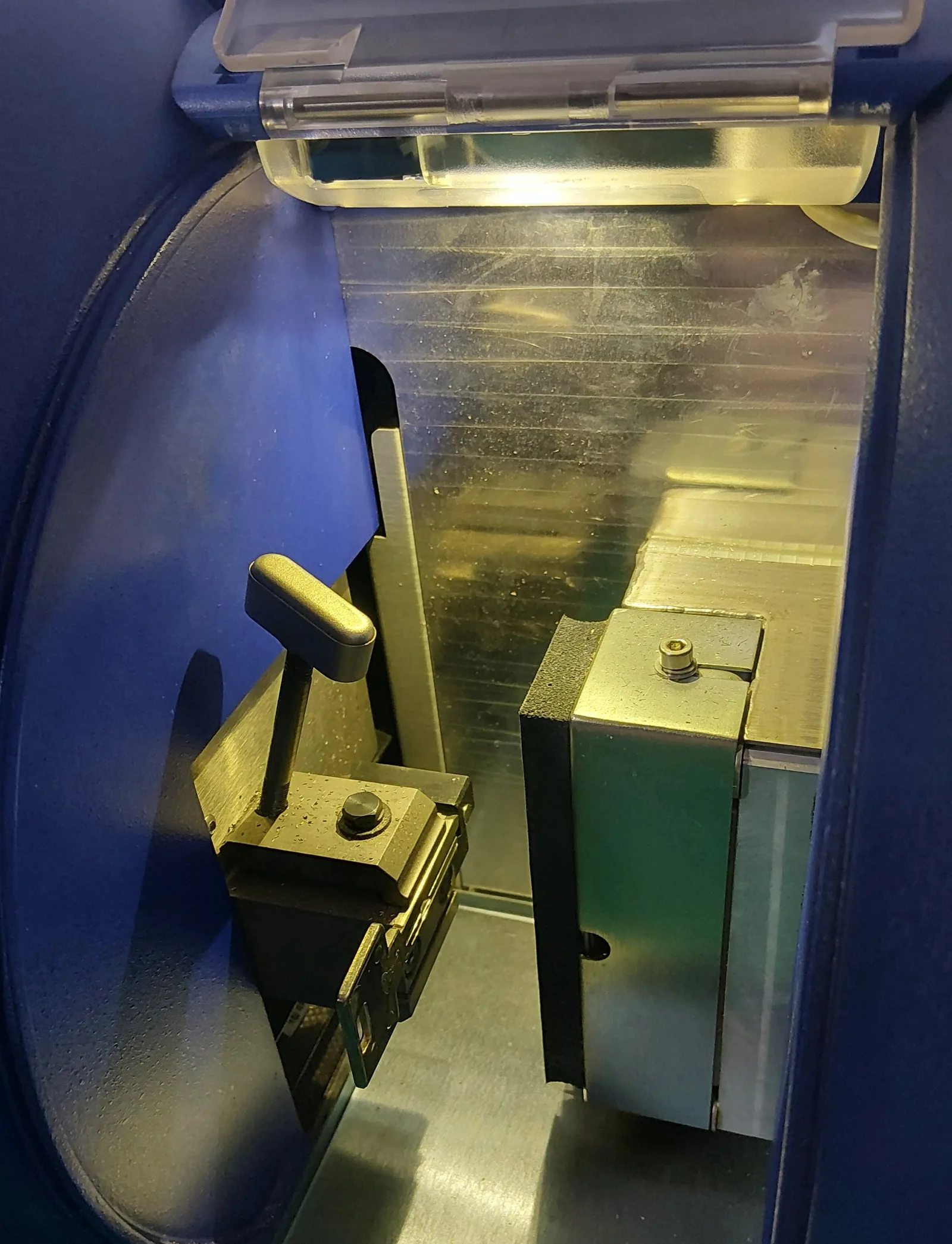 Sleutelklem en frees van de sleutelmachine in ons atelier