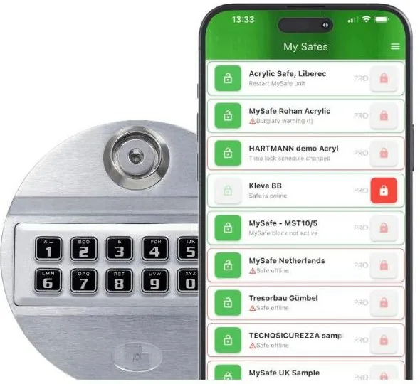 Toetsenbord van een verbonden kluisslot en de beheer-app op een smartphone